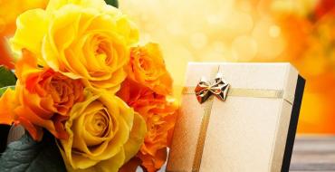 К чему дарят желтые розы и можно ли дарить желтые цветы девушкам?